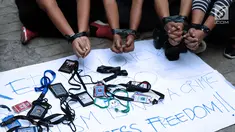 Jurnalis melakukan unjuk rasa di depan Kedubes Myanmar, Jakarta, Jumat (7/9). Mereka mendesak pemerintah Myanmar membebaskan Wa Lone dan Kyaw Soe Oo yang menulis laporan tentang serangan militer di negara bagian Rakhine. (Liputan6.com/Helmi Fithriansyah)