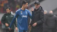 Penyerang Juventus, Cristiano Ronaldo menegur pelatih Maurizio Sarri yang menariknya keluar selama pertandingan melawan Lokomotiv Moscow pada Grup D Liga Champions di stadion RZD Arena, Rusia (6/11/2019). Ronaldo ditarik keluar saat Juventus masih bermain imbang 1-1. (AFP Photo/Kirill Kudryavtsev)