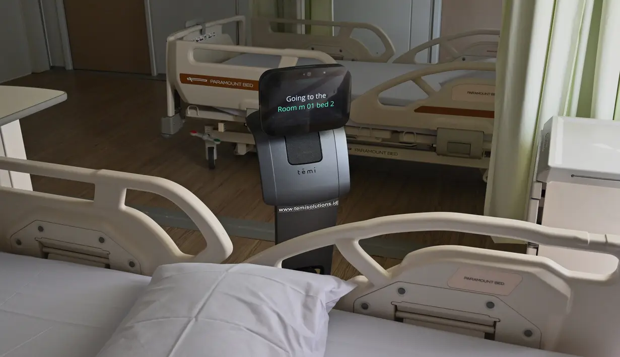 Robot Temi ‘mengunjungi pasien’ saat simulasi membantu petugas medis dalam menangani pasien virus corona COVID-19 di Rumah Sakit Pertamina Jaya (RSPJ), Jakarta, Kamis (16/4/2020). Temi akan digunakan untuk mengontrol dan sebagai media komunikasi antara pasien dengan petugas medis. (ADEK BERRY/AFP)