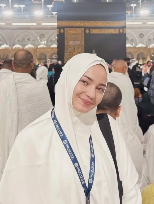 Bersama orangtuanya, Enzy Storia berkesempatan umrah saat Ramadan yang menjadi doanya tujuh tahun lalu. Berfoto di depan Ka’bah, Enzy pun tampak mengenakan khimar putih. [@enzystoria]