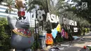 Pekerja memasang neon box Asian Games di depan Balai Kota DKI Jakarta, Jumat (6/7). Pemasangan neon box tersebut untuk mensosialisasikan pelaksanaan Asian Games 2018. (Liputan6.com/Arya Manggala)