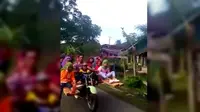 Rekaman ojek palang angkut 10 orang tengah ramai menjadi dibincangkan melalui Facebook. (via Facebook: Selamat pagi Indonesia)