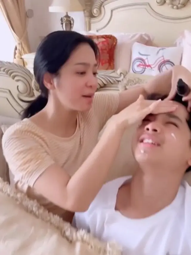 Bunga Zainal dan anaknya (Instagram/bungazainal05)