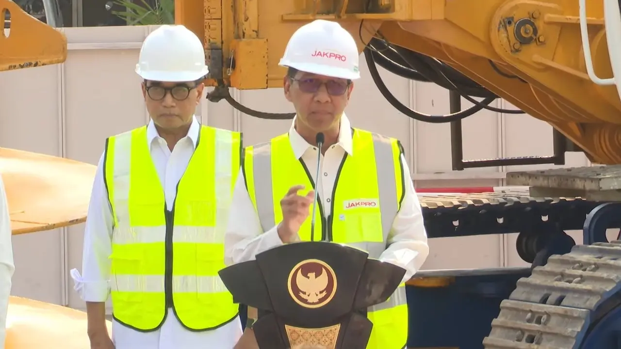 Pj Gubernur DKI Jakarta Heru Budi Hartono bersama Menhub Budi Karya Sumadi melakukan groundbreaking atau peletakan batu pertama proyek LRT Fase 1B Velodrome -Manggarai.