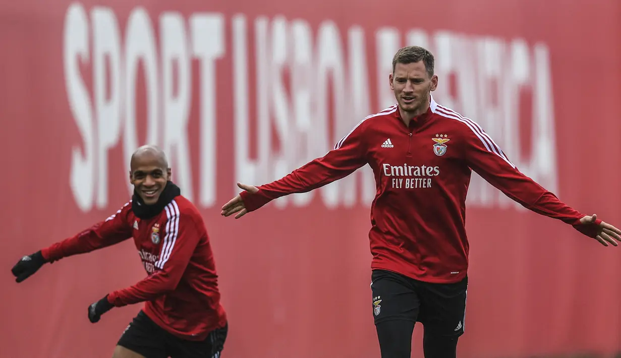 Gelandang Benfica, Joao Mario (kiri) dan bek Jan Vertonghen menghadiri sesi latihan di tempat latihan Kampus Benfica di Seixal dekat Lisbon (14/3/2022). Pada leg pertama Benfica dan Ajax tampil sama kuat sehingga berakhir dengan skor 2-2. (AFP/Patricia De Melo Moreira)