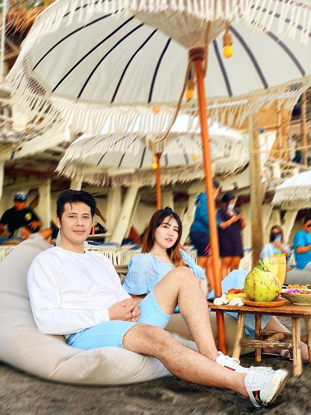 7 Gaya Via Vallen Tampil Kompak dengan Kekasih Ini Didoakan Segera Menikah