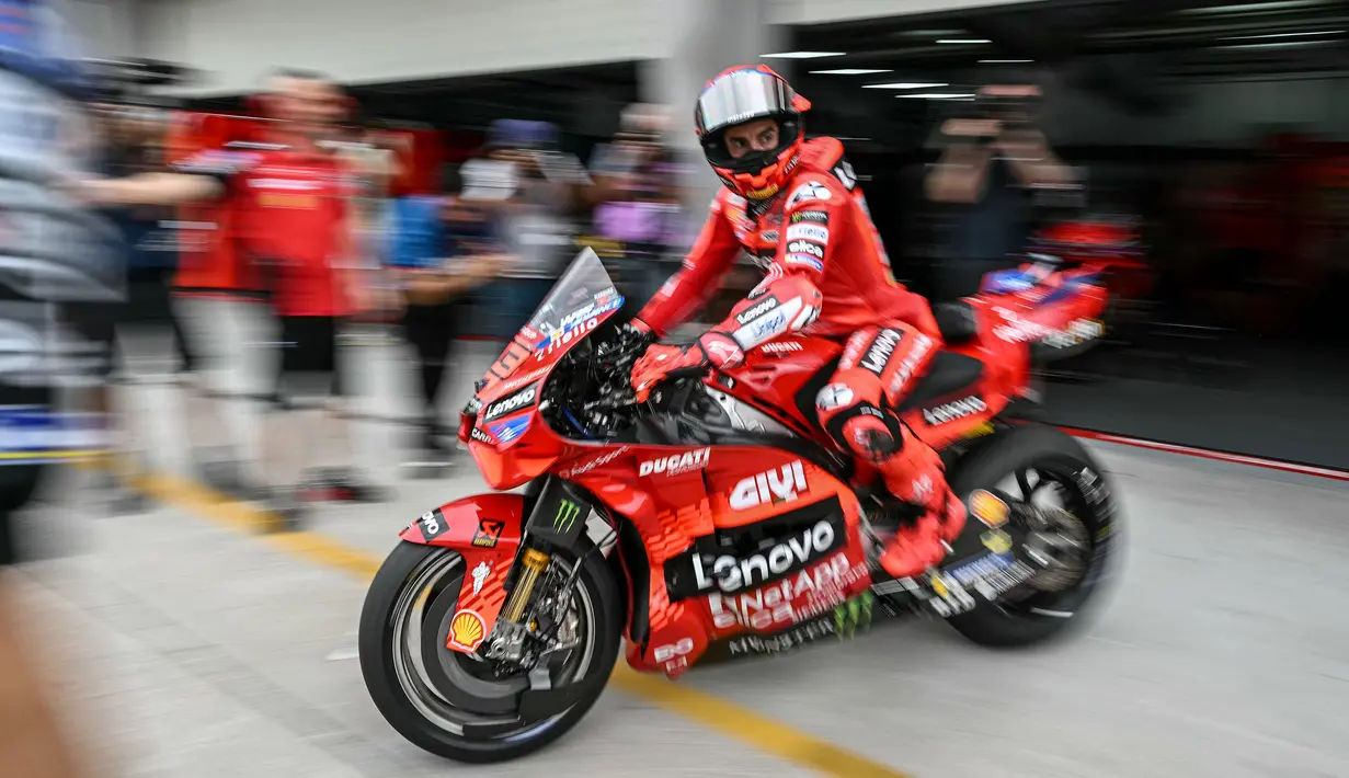 Pembalap Ducati Lenovo Marc Marquez keluar dari lubang di MotoGP 2025 pra -musim di Sirkuit Sepang, Malaysia, Rabu (05/02/2025). (AFP/ Mohd Rasfan)