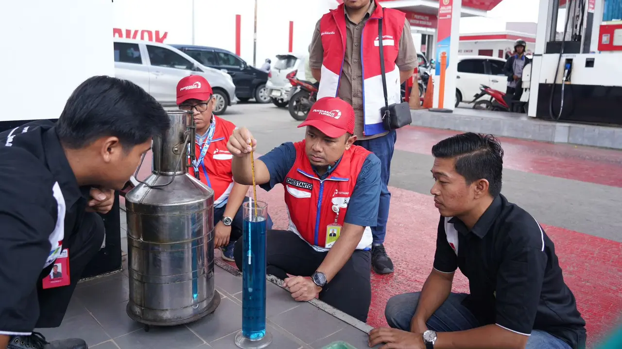 Pengambilan sampel Pertamax di SPBU wilayah Cibinong, Jawa Barat, oleh Lemigas, Balai Besar Pengujian Minyak dan Gas Bumi Kementerian ESDM. (Dok Pertamina)