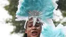 Seorang penari ambil bagian pada parade hari pertama Karnaval Notting Hill di London barat, Minggu (26/8). Ratusan ribu orang tumplek ke jalan menikmati warna-warni dan musik yang tak berhenti dimainkan. (AFP/Daniel LEAL-OLIVAS)