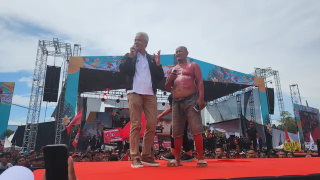 Ganjar Pranowo saat berorasi pada kampanye terbuka bertajuk Hajatan Rakyat di Stadion Bima, Cirebon