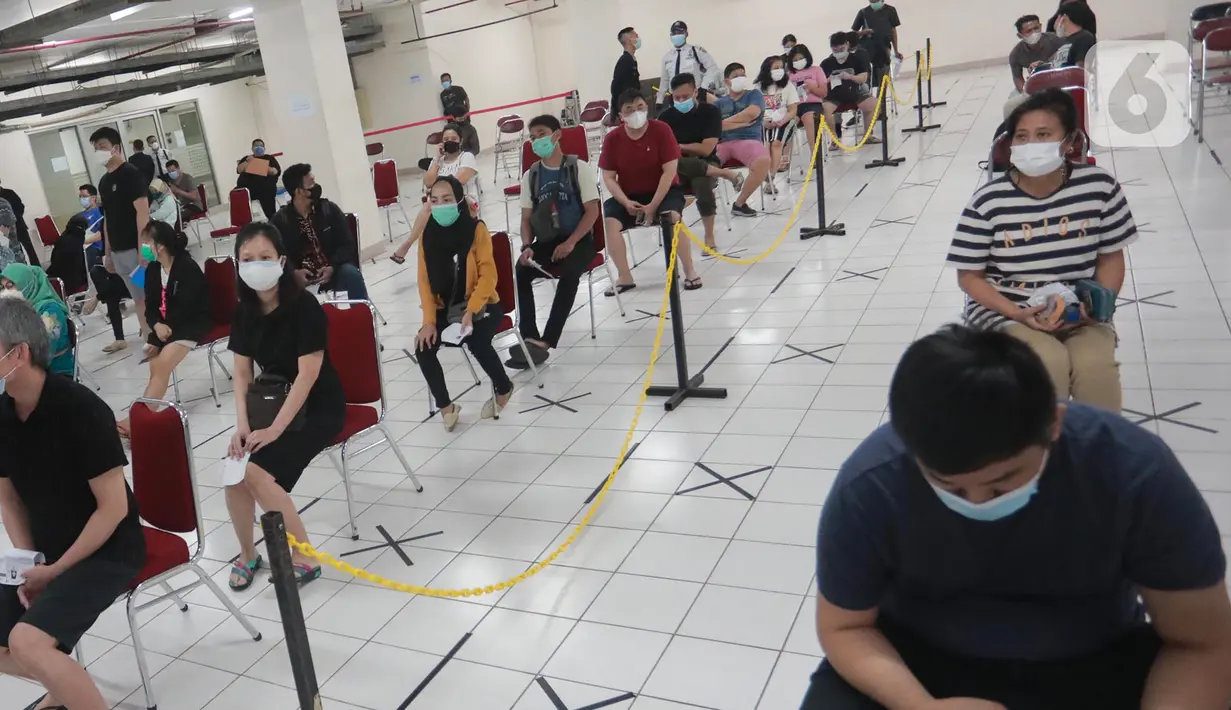 Warga divaksin Covid-19 di Balai Warga  Apartemen Gading Mediterania Residence (MGR) Kelapa Gading, Jakarta, Kamis (17/6/2021). Vaksin massal dengan target 1.000 penghuni selama dua hari untuk mencegah penyebaran Covid-19. (Liputan6.com/Fery Pradolo)