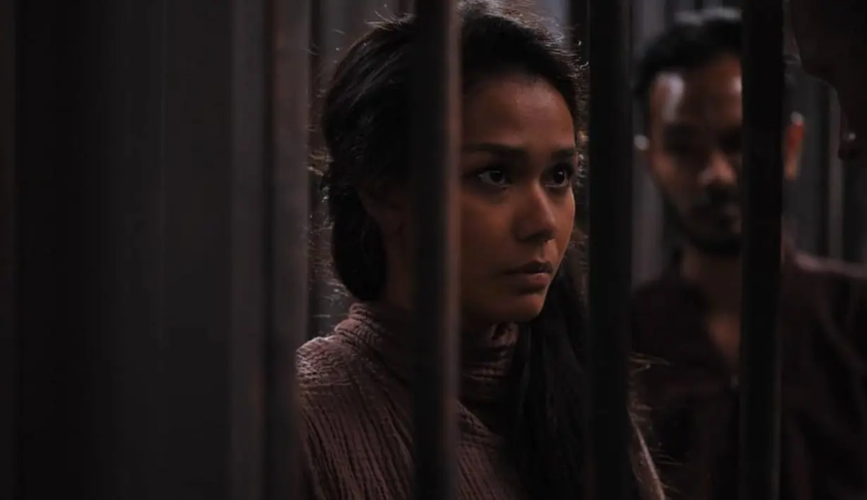 Melalui akun Instagram, Adinia Wirasti sendiri kerap mengunggah di balik layar saat syuting film atau serial televisi. Berbagai pujian pun diberikan oleh adik dari Sara Wijayanto ini atas akting yang dimainkan. (Liputan6.com/IG/@theadiniawirasti)