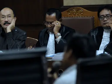 Terdakwa dugaan merintangi penyidikan dugaan korupsi e-KTP, Fredrich Yunadi (kiri) menyimak keterangan saksi saat sidang lanjutan di Pengadilan Tipikor, Jakarta, Kamis (29/3). Sidang mendengarkan keterangan saksi. (Liputan6.com/Helmi Fithriansyah)