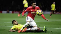 Pemain Manchester United, Jesse Lingard berebut bola dengan pemain Watford, Adrian Mariappa pada laga pekan ke-14 Premier League 2017-2018 di Vicarage Arena, Selasa (28/11). MU sukses mempermalukan Watford dengan skor 4-2. (AP/Matt Dunham)