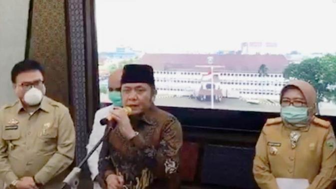 Konferensi Pers Gubernur Sumsel terkait 2 pasien PDP yang meninggal dunia di RSMH Palembang, juga dilakukan melalui Live Instagram sebagai salah satu pencegahan penyebaran Corona Covid-19 (Liputan6.com / Nefri Inge)