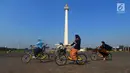 Pengunjung menggunakan sepeda dari layanan bike sharing di Monas, Jakarta, Jumat (27/7). Layanan ini merupakan kerja sama antara Smart City dan GOWES selaku operator bike sharing. (Merdeka.com/Imam Buhori)