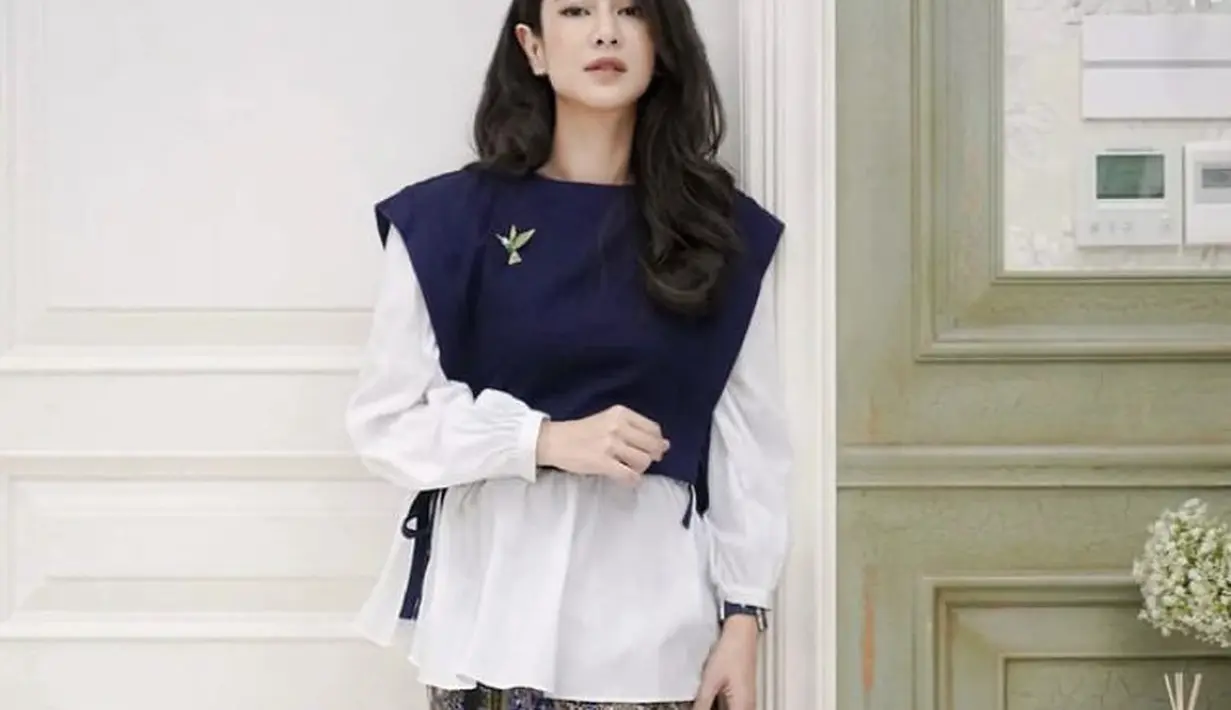 Dian Satro pun menunjukan tampilan stylish dengan outer tanpa lengan model crop top knitwear warna navy diperindah brosnya. Padukan dengan kemeja lengan panjang putih sebagai inner dan kain lilit batik sebagai bawahannya . @therealdisastr