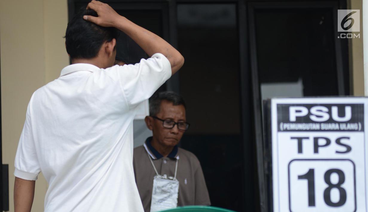 Warga saat akan melakukan pemungutan suara ulang (PSU) Pemilu 2019 di TPS 18 Malakasari, Duren Sawit, Jakarta Timur, Sabtu (27/4). Sebanyak 11 TPS di tiga wilayah di DKI Jakarta melaksanakan pemungutan suara ulang yang digelar serentak hari ini. (merdeka.com/Imam Buhori)