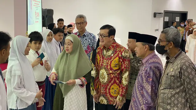 Menteri Hukum dan HAM, Yasonna H. Laoly menyerahkan paspor kepada warga negara Indonesia (WNI) di Jeddah, Saudi Arabia, pada Rabu (7/12/2022). (Istimewa)