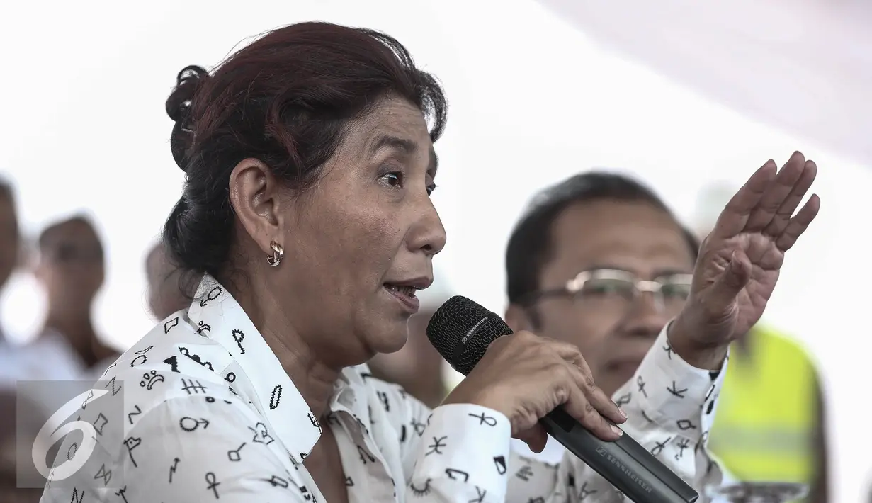 Menteri KKP, Susi Pudjiastuti memberikan paparan saat meninjau langsung pulau hasil reklamasi di pantai utara Jakarta, Rabu (4/5). Pulau tersebut dibangun seluas 312 hektare. (Liputan6.com/Faizal Fanani)