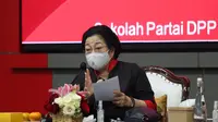 Ketua Umum PDIP Megawati Soekarnoputri memberi pengarahan kepada para kader partai yang menjabat sebagai kepala daerah, Kamis (22/9/2022). (dokumentasi PDIP)