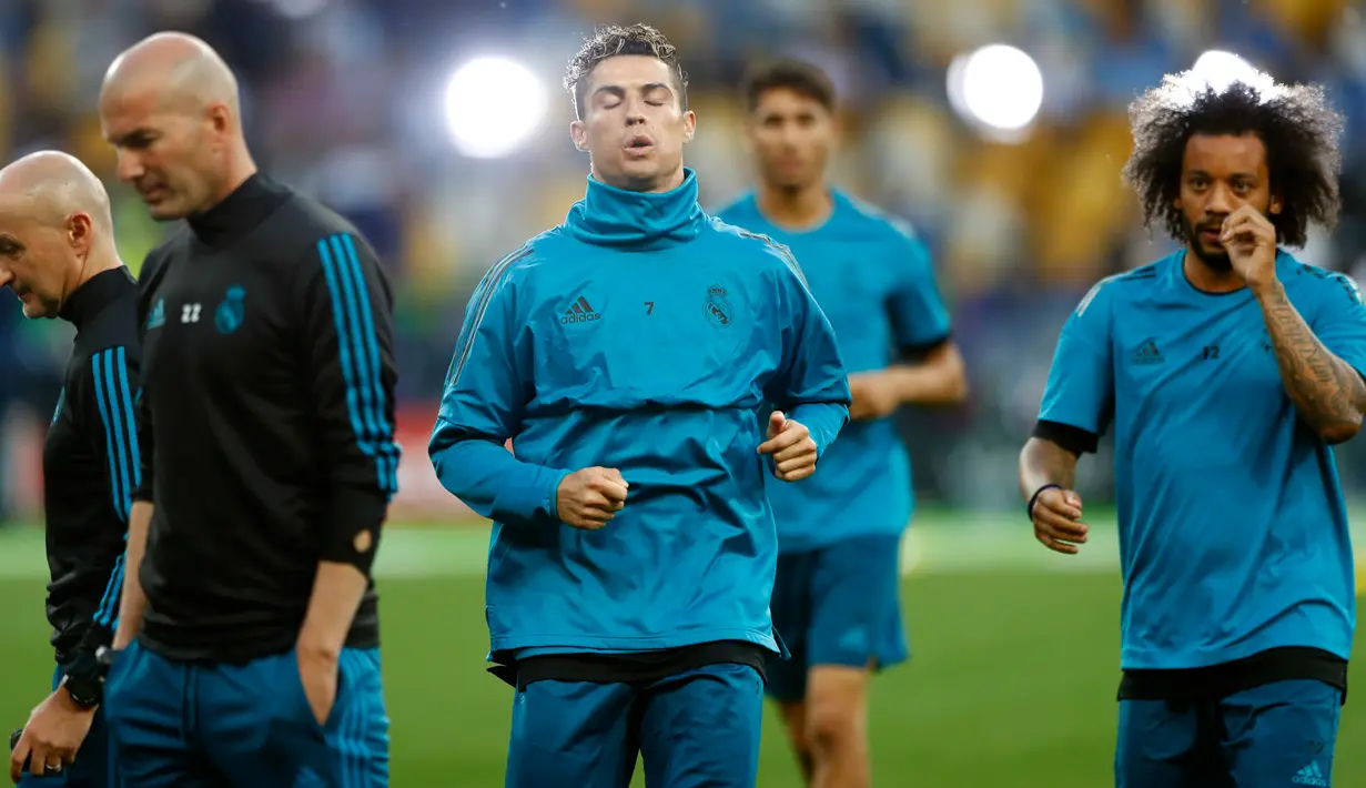 Pemain Real Madrid, Cristiano Ronaldo sedang bingung apakah bakal melanjutkan kariernya di Real Madrid atau tidak (AP/Matthias Schrader)