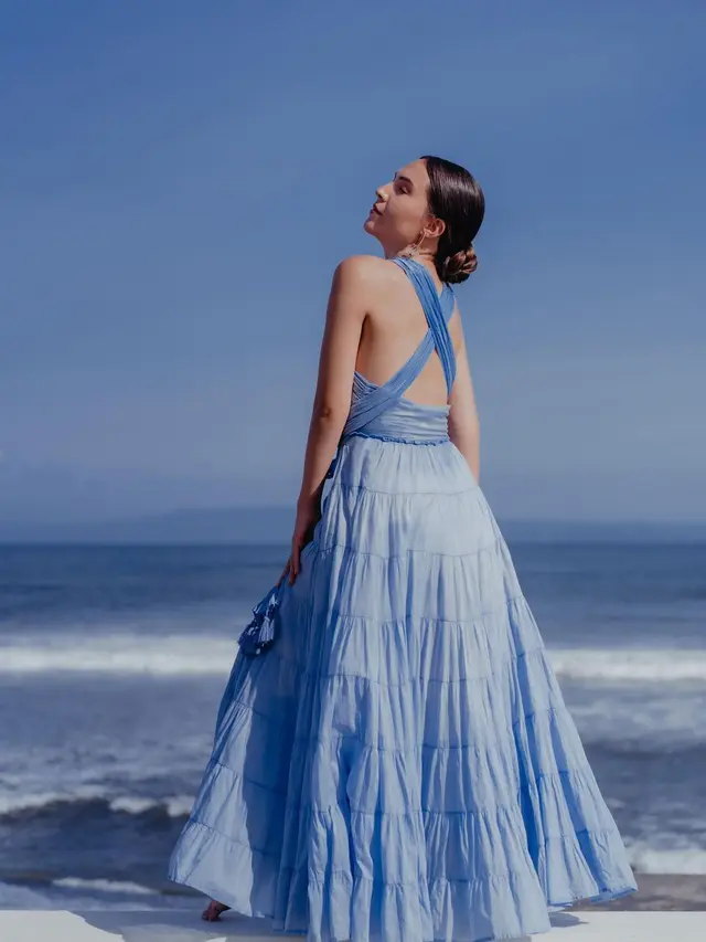 Gaya Pemotretan Olivia Jensen di Pinggir Pantai Bernuansa Biru. (Sumber: Instagram/oliviajensen)