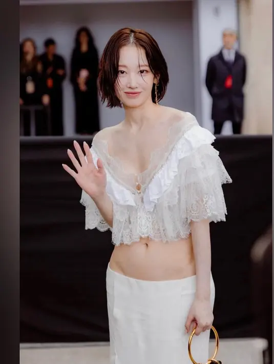 Di acara tersebut, ia tampil berani kenakan  ruffle top dengan off-the-shoulder crop top dengan detail ruffle.  [@jeonjongseo.adores/x].