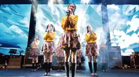 Aksi JKT48 saat tampil dalam ajang Festival6 di Senayan Park, Jakarta, Sabtu (8/7/2023). (Liputan6.com/Helmi Fithriansyah)