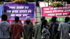 Karangan bunga kembali menghiasi depan Kantor Komisi Pemilihan Umum (KPU) Pusat dan dan ruas Jalan Imam Bonjol,  Menteng, Jakarta Pusat, Senin (6/5/2019). Karangan bunga tersebut dipenuhi kata-kata unik dan lucu berisi ucapan dukungan terhadap KPU RI. (Liputan6.com/Faizal Fanani)
