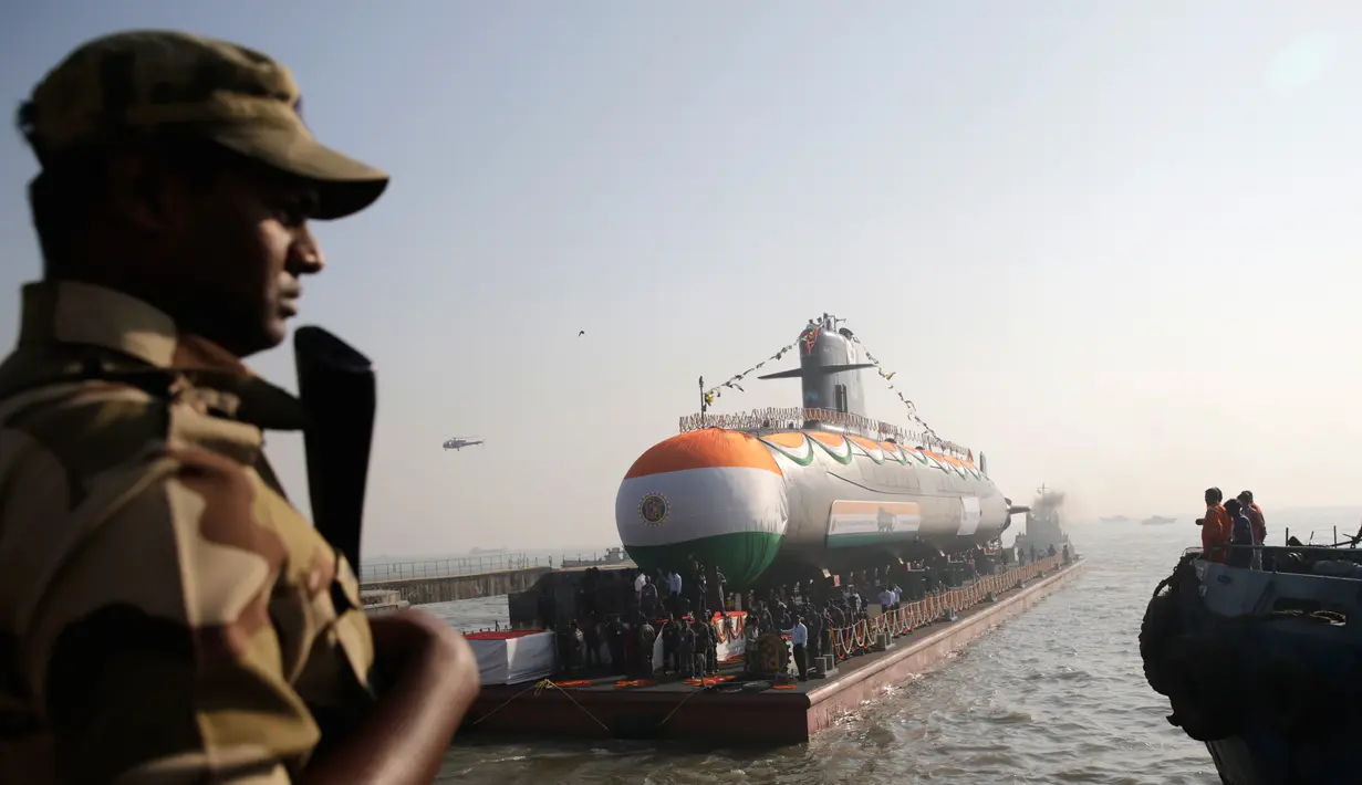 Seorang petugas keamanan berjaga-jaga saat peluncuran kapal selam kelas ketiga Scorpene Karanj di Mumbai, India, Rabu (31/1). Karanj ditugaskan di Angkatan Laut India pada 4 September 1969 dan pensiun pada 1 Agustus 2003. (AP Photo/Rafiq Maqbool)