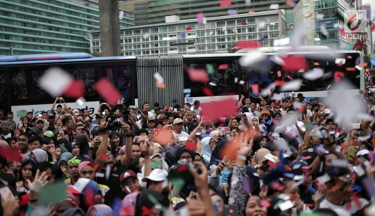 Aksi flashmob saat kegiatan Millenial Road Safety Festival’ di Bundaran HI, Jakarta Pusat, Minggu (20/1). Kegiatan ini yang secara spesifik ditujukan pada kelompok millennial berusia 17-35 tahun. (Liputan6.com/Faizal Fanani)