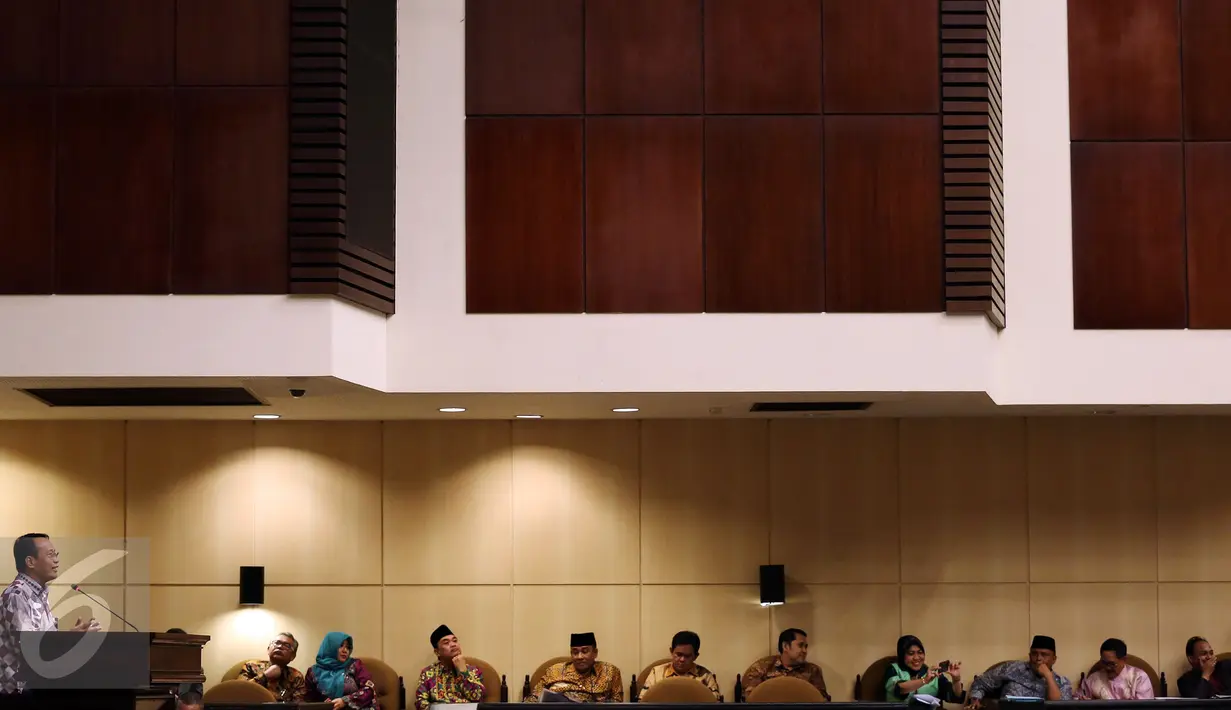 11 kandidat bakal Calon Ketua DPD dari Anggota Senator DPD wilayah barat saat hendak menyampaikan visi - misinya di hadapan Anggota Senator DPD lainnya saat Sidang Paripurna luar biasa , Senayan, Jakarta, Selasa (11/10). (Liputan6.com/Johan Tallo)