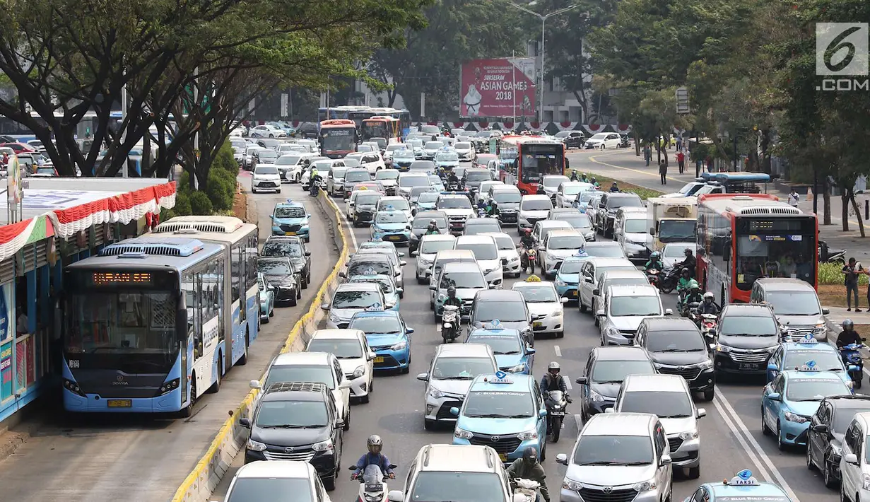 Kendaraan terjebak kemacetan di kawasan Senayan, Jakarta, Sabtu (25/8). Diberlakukannya rekayasa lalu lintas serta tingginya antusias warga menonton Asian Games 2018 menyebabkan sekitar Senayan mengalami kemacetan. (Liputan6.com/Immanuel Antonius)