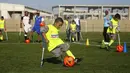 Seorang anak Palestina yang diamputasi menggiring bola saat berlatih di lapangan bermain al-Durra di kota Dier al-Balah, Jalur Gaza tengah (18/10/2019). Tim ini diawasi oleh pelatih Irlandia yang diamputasi Simon Baker.  (AP Photo/Hatem Moussa)