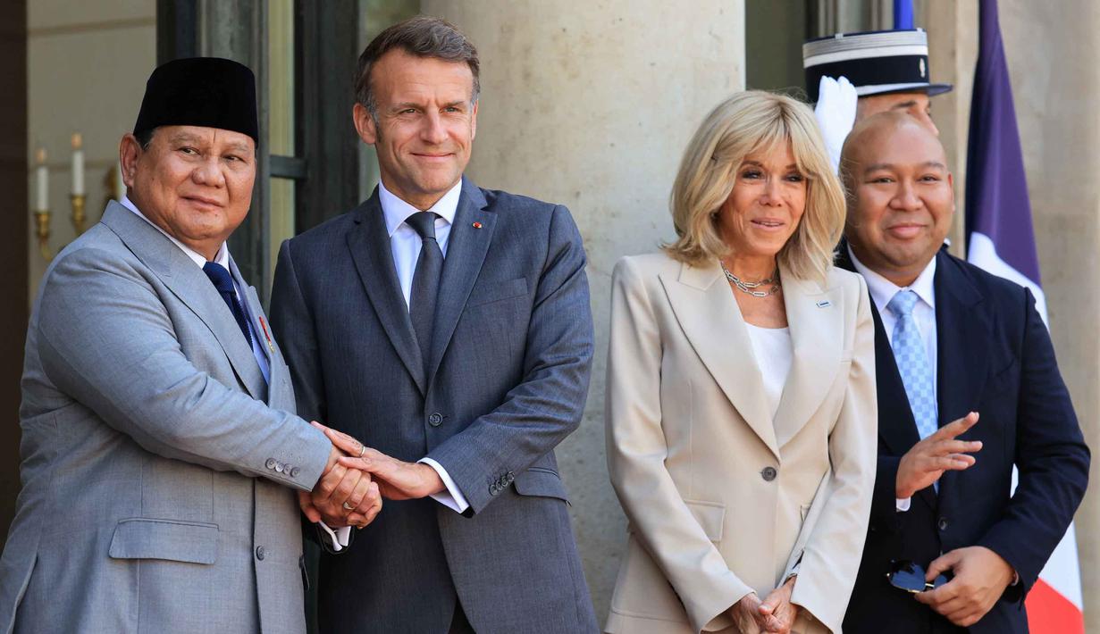 Presiden Prancis Emmanuel Macron (kedua dari kiri) dan istrinya Brigitte Macron, menyambut Presiden Republik Indonesia Prabowo Subianto menjelang pertemuan di Istana Kepresidenan Elysee, Paris, Kamis 28 Mei 2026. (Ludovic Marin/Pool Photo via AP)
