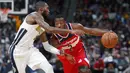 Pebasket Washington Wizards, John Wall, berusaha melewati pebasket Denver Nuggets, Will Barton, pada laga NBA di Pepsi Center, Denver, Selasa (23/10/2017). Denver Nuggets kalah 104-109 dari Washington Wizards. (AP/David Zalubowski)