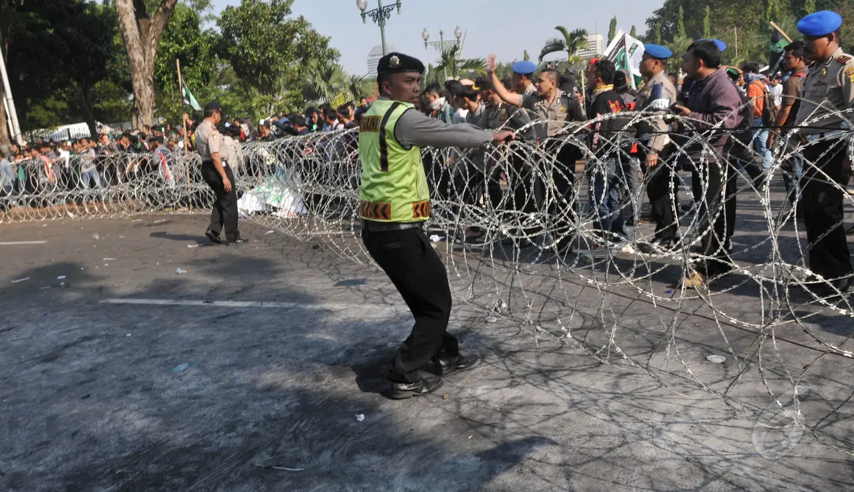 Kawat berduri dipersiapkan petugas kepolisian di depan Istana Presiden jelang aksi ribuan mahasiswa peringati Harkitnas, Jakarta, (20/5/2015). (Liputan6.com/JohanTallo)