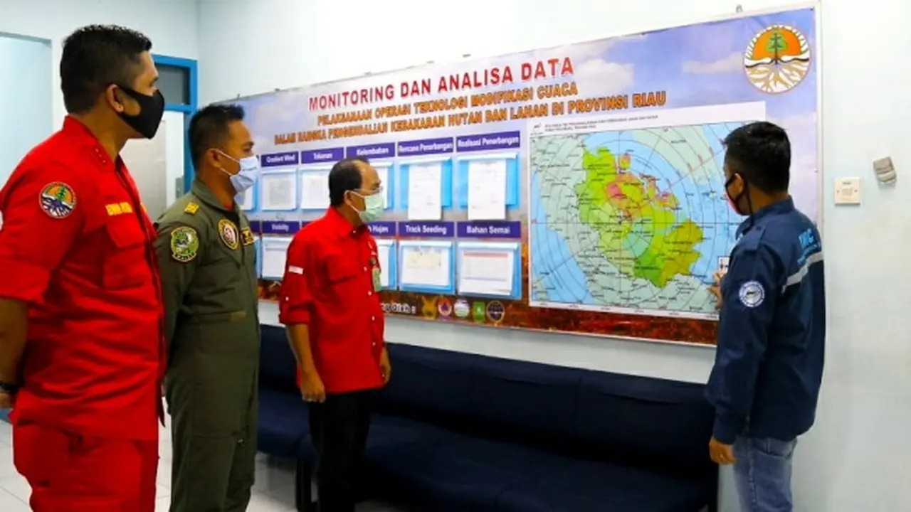 Direktur Pengendalian Karhutla KLHK bersama BPPT dan Pilot Casa TNI AU melakukan briefing pelaksanaan rekayasa hujan dengan TMC di Provinsi Riau.