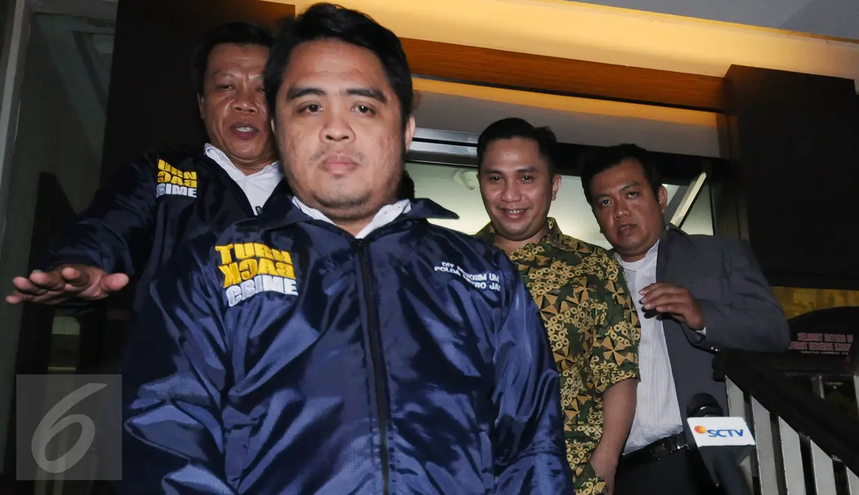 Anggota DPR Fanny Syafriansyah (kedua kanan) saat keluar dari Kantor Reskrimum Polda Metro Jaya usai menjalani pemeriksaan, Jakarta, Senin (29/2/2016). Ivan Haz diperiksa sebagai tersangka dugaan KDRT terhadap PRT. (Liputan6.com/Helmi Fithriansyah)