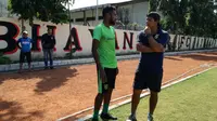 Fandry Imbiri dan pelatih Persebaya Surabaya Alfredo Vera. (Liputan6.com/Dimas Angga P)