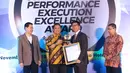 Direktur Utama PT Surya Citra Media Sutanto Hartono (ketiga kiri) saat menerima penghargaan The Best in Multimedia Industry pada ajang The 7th Annual SPEx2 Award 2018 di Jakarta, Senin (26/11). (Liputan6.com/Helmi Fithriansyah)