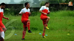 Ivan Bosnjak (kanan) saat melakukan sesi pemanasan jelang latihan bersama Persija Jakarta di POR Sawangan Depok Jawa Barat pada 24 Januari 2014 (Liputan6.com/Helmi Fithriansyah).