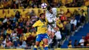 Pemain Real Madrid, Gareth Bale, duel dengan pemain Las Palmas, Michel Macedo, dalam lanjutan La Liga di Gran Canaria, Las Palmas, Minggu (25/9/2016) dini hari WIB. (Reuters/Juan Medina)