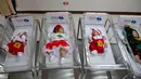 Empat bayi yang baru lahir mengenakan baju busana Natal dan Santa Claus berada di kasurnya di Paolo memorial hospital di Bangkok, Thailand (21/12). Menyambut Hari Natal bayi-bayi di rumah sakit ini diberi busana Natal. (AP Photo / Gemunu Amarasinghe)