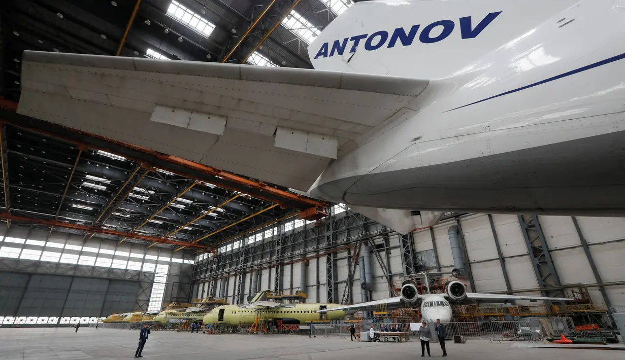 Pesawat Antonov An-124 Ruslan saat direnovasi di pabrik pesawat Antonov di Kiev, Ukraina (15/5/2019). Selain tipe yang terbesar An-225 Mriya, beberapa pesawat berukuran sedang juga diproduksi di pabrik ini. (Reuters/Valentyn Ogirenko)