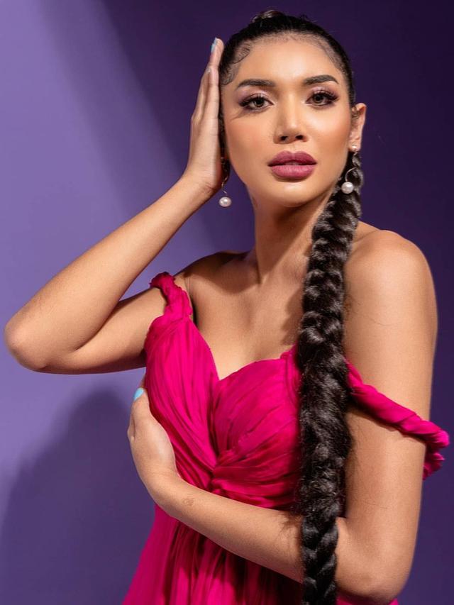 7 Gaya Pemotretan Millen Cyrus Terbaru dengan Gaun Putih, Curi Perhatian