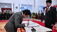 Anggota Dewan Pengawas KPK Albertina Ho menandatangani berita acara sumpah dan janji di Istana Negara, Jumat (20/12/2019). (Foto: Biro Pers Setpres)