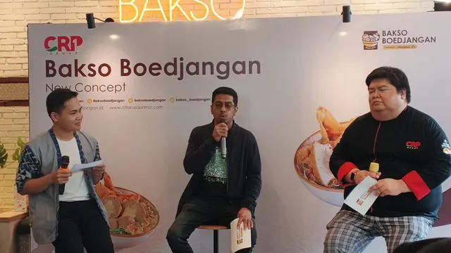 Sesi talkshow Bakso Boedjangan New concept ( tengah Fachmi, Kanan chef Kiki), 29 Oktober 2025 (dok. Liputan6.com/faqih nuriman)