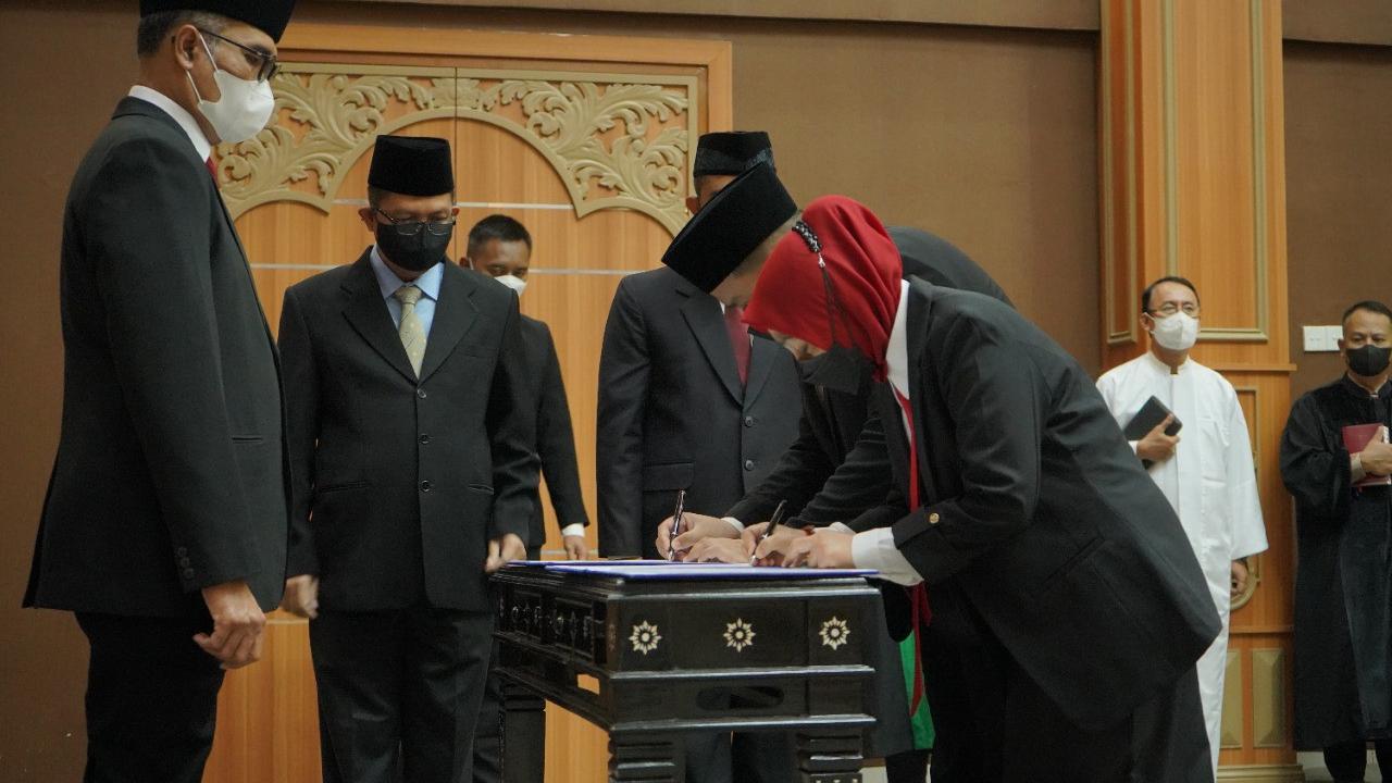 Sebanyak 37 pejabat notaris dan tiga pejabat administrasi dilantik di Aula Raden Wijaya, Kemenkumham Jatim, Rabu (30/3/2022). (Dian Kurniawan/Liputan6.com)